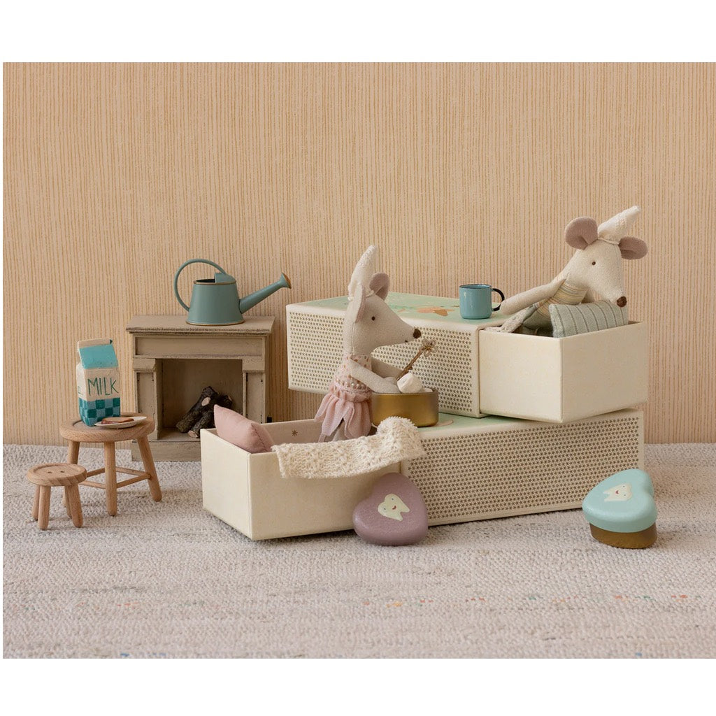 Zahnfeemaus kleine Schwester in einer Streichholz-schachtel