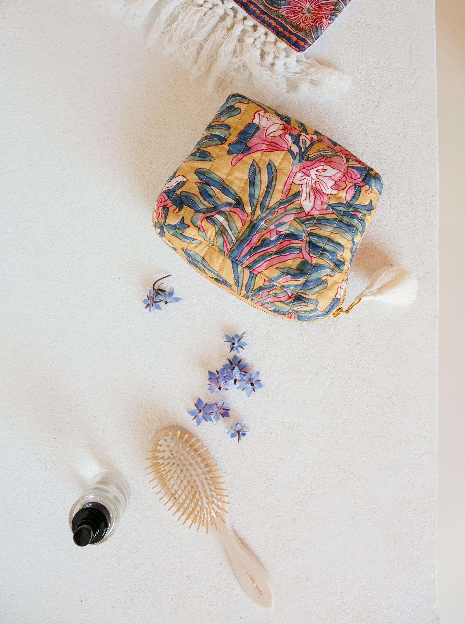 Molemin | Teiki Pouch Honey Flowers | von Louise Misha